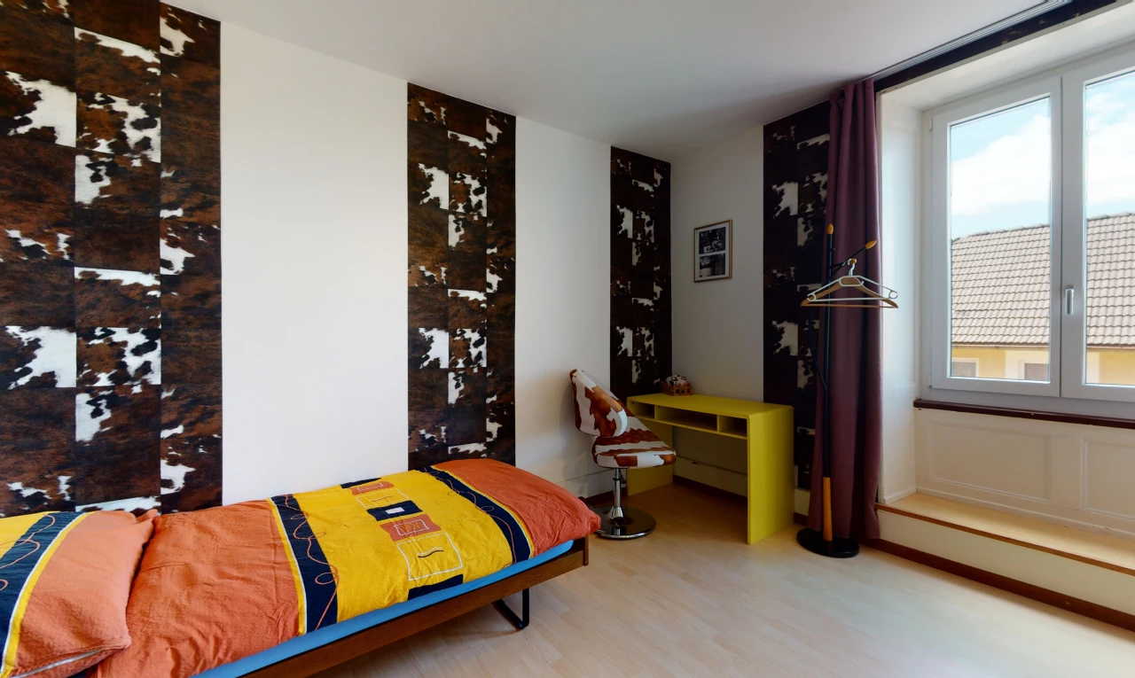 hartholzbodenschlafzimmer mit natürlichem licht