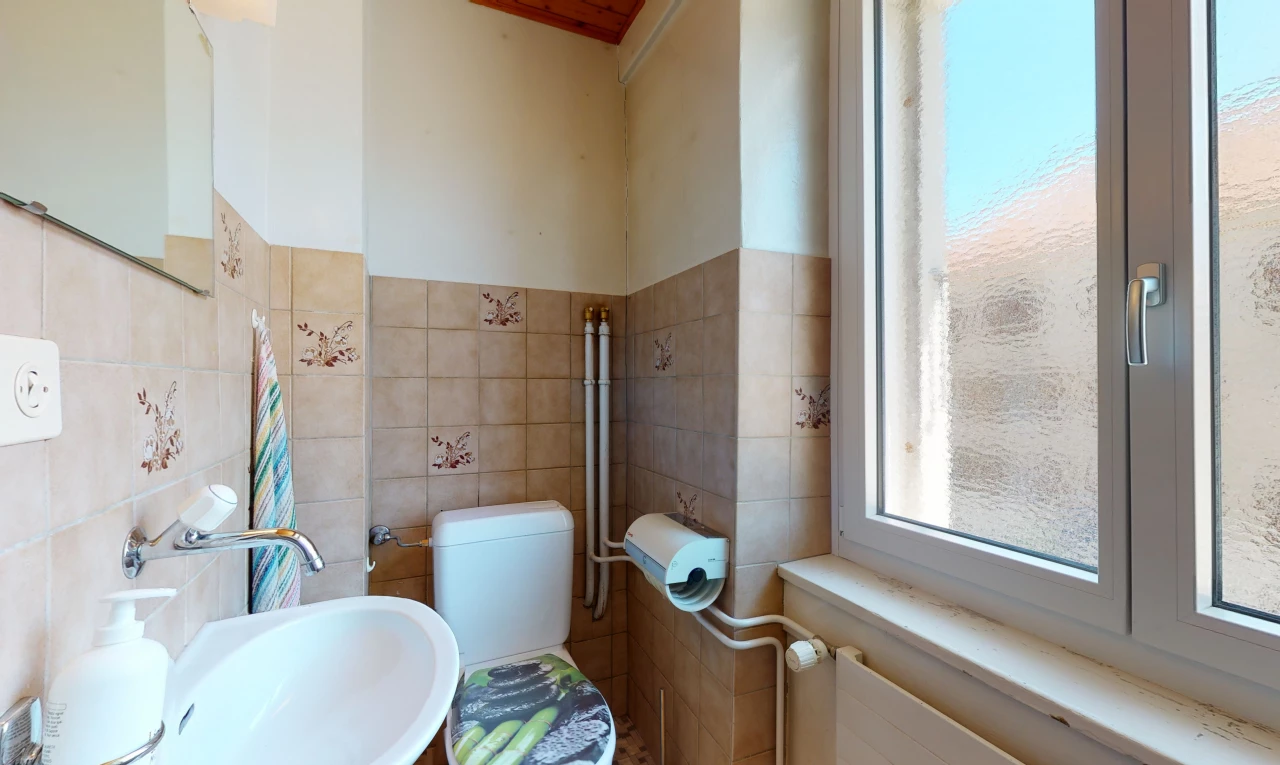halbbad mit toilette, waschbecken und spiegel