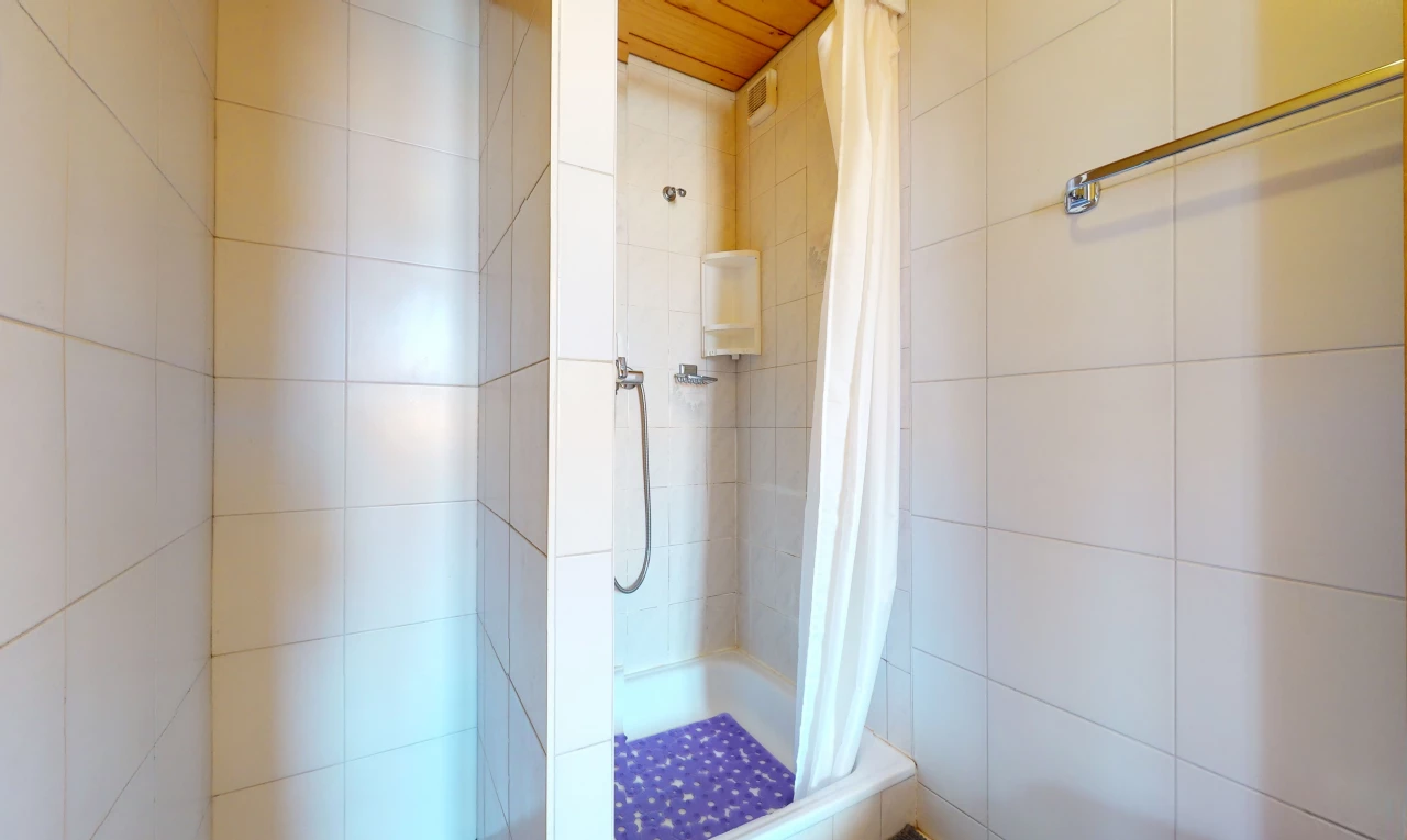 bad mit duschvorhang und dusche