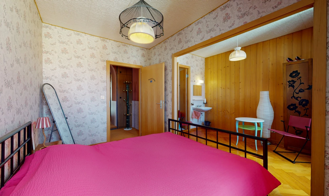 blick auf das schlafzimmer mit holzholzboden