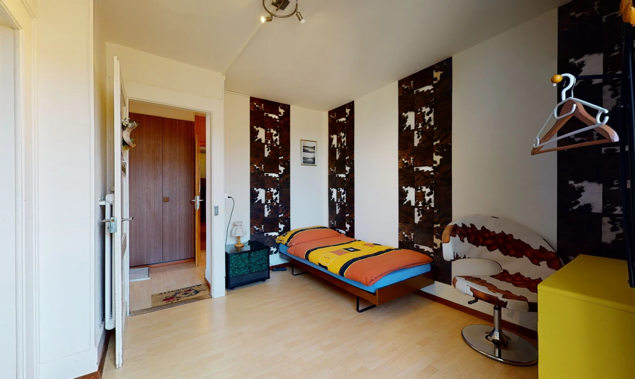blick auf das schlafzimmer mit holzholzboden