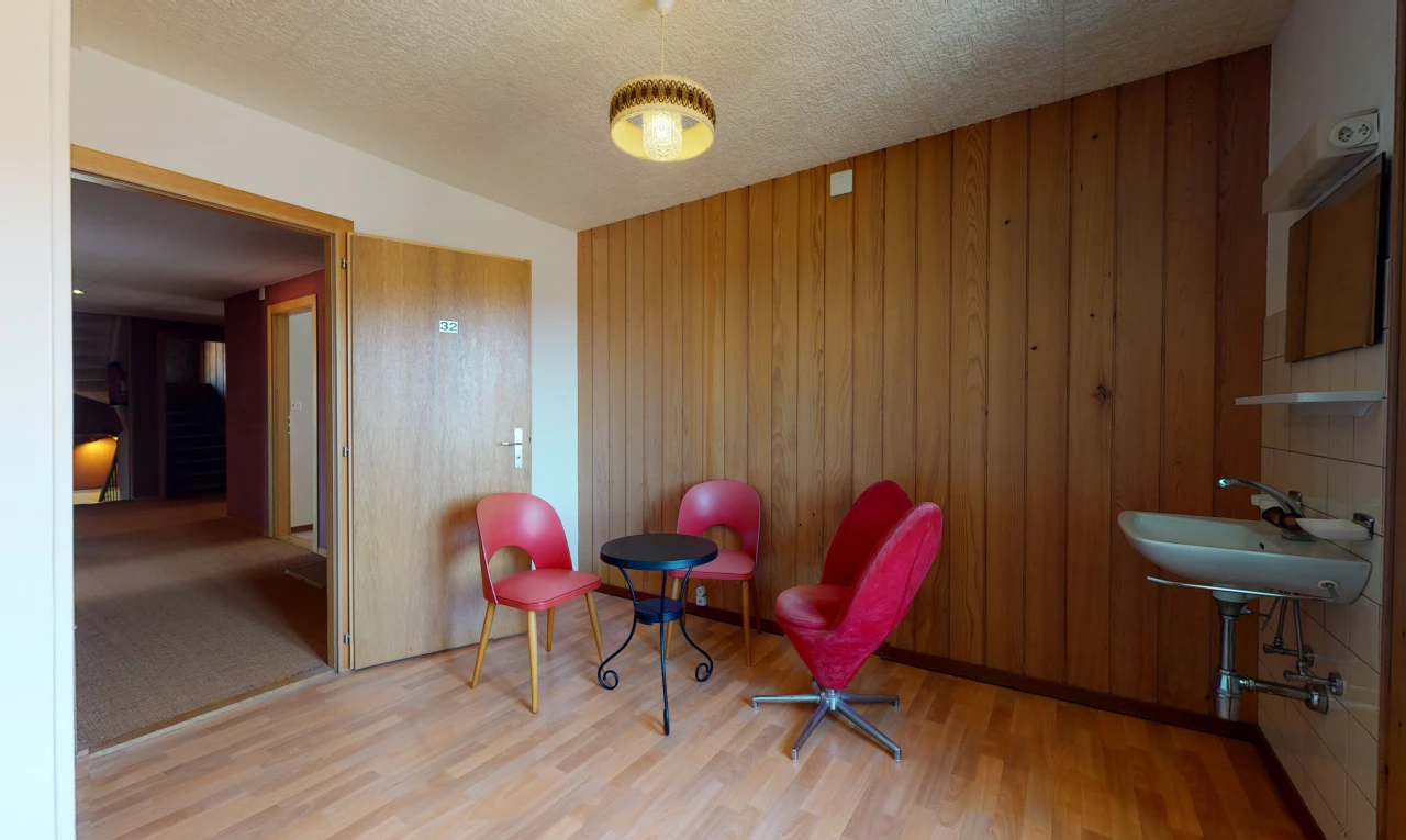 wohnzimmer mit holzböden
