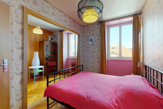 chambre à coucher avec parquet et lumière naturelle
