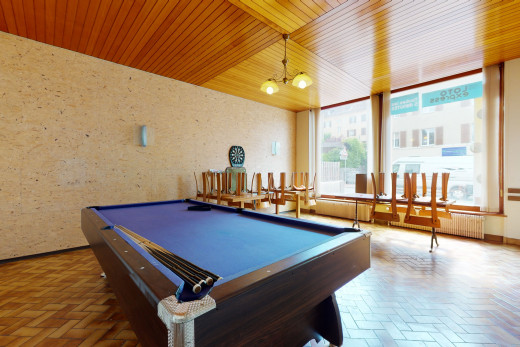 salle de jeux avec lumière naturelle et parquet