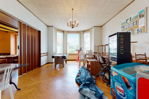 salle à manger avec lumière naturelle, lustre, et parquet