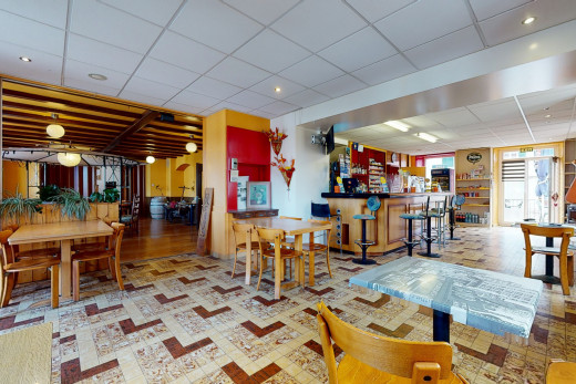salon avec bar, carrelage, et lumière naturelle