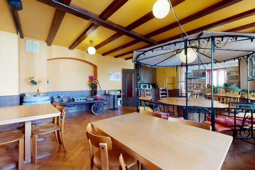 salle à manger avec poutres apparentes, lumière naturelle, parquet, et bar