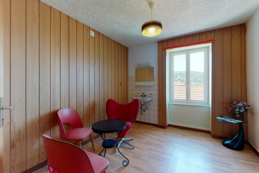 salon avec parquet et lumière naturelle