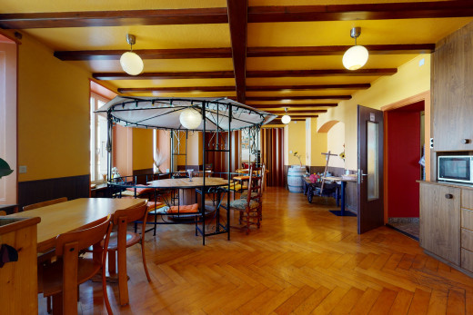 salle à manger avec parquet, poutres apparentes, et micro-onde