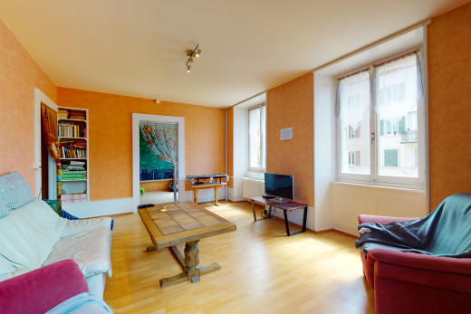 salon avec lumière naturelle, parquet, et télévision
