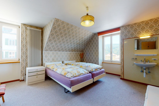 chambre à coucher avec moquette et lumière naturelle