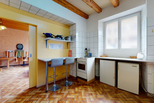 cuisine avec carrelage, poutres apparentes, sol clair, et comptoirs claires