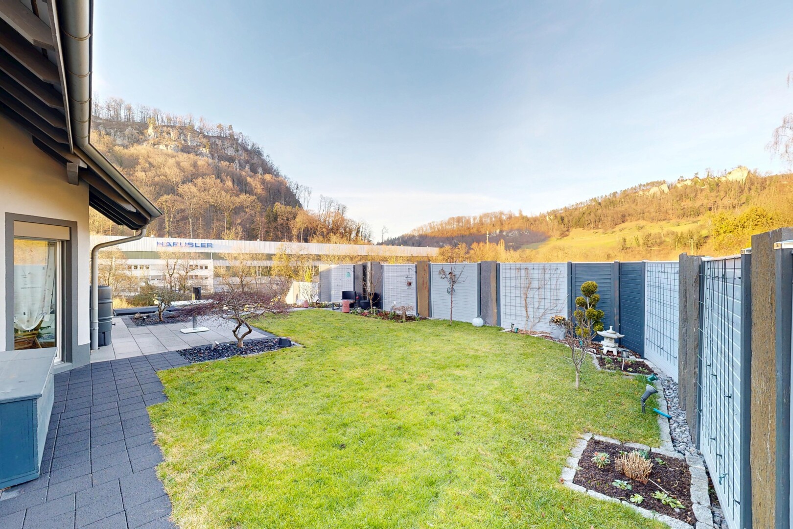 jardin avec from property, clôture, pelouse, terrasse, et day time