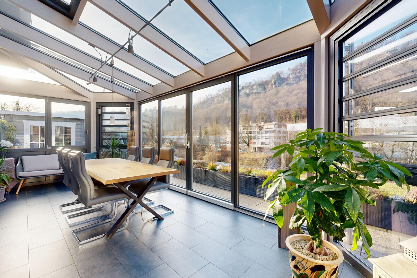 salle à manger avec véranda, inside property, lumière naturelle, natural light, et plafond voûté