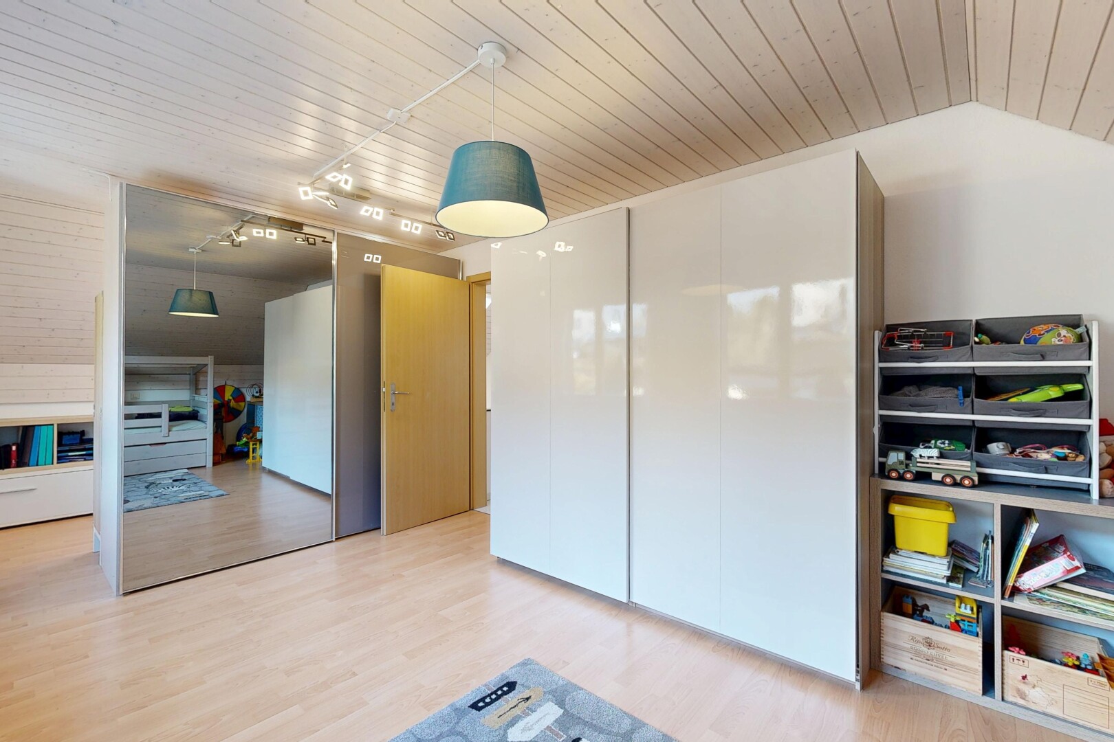 chambre avec plafond en bois, wood ceiling, inside property, sol en finition bois, et wood finish floor