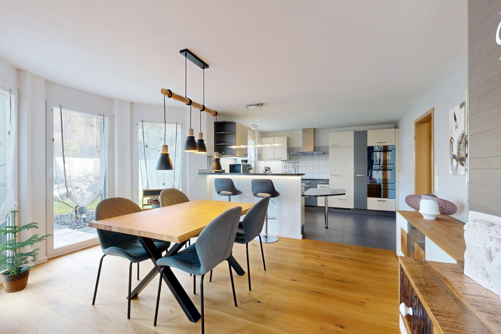 salle à manger avec sol en finition bois, wood finish floor, lumière naturelle, natural light, et backsplash