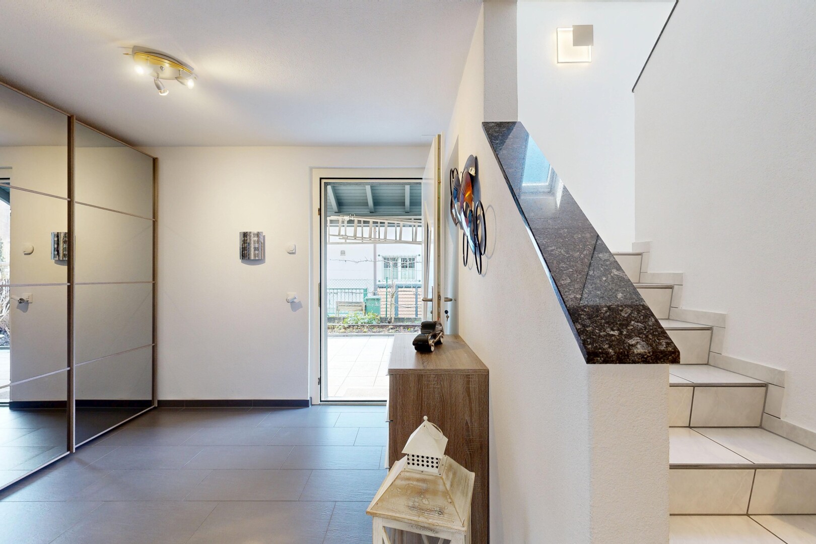 escaliers avec inside property, lumière naturelle, natural light, cloison sèche, et drywall