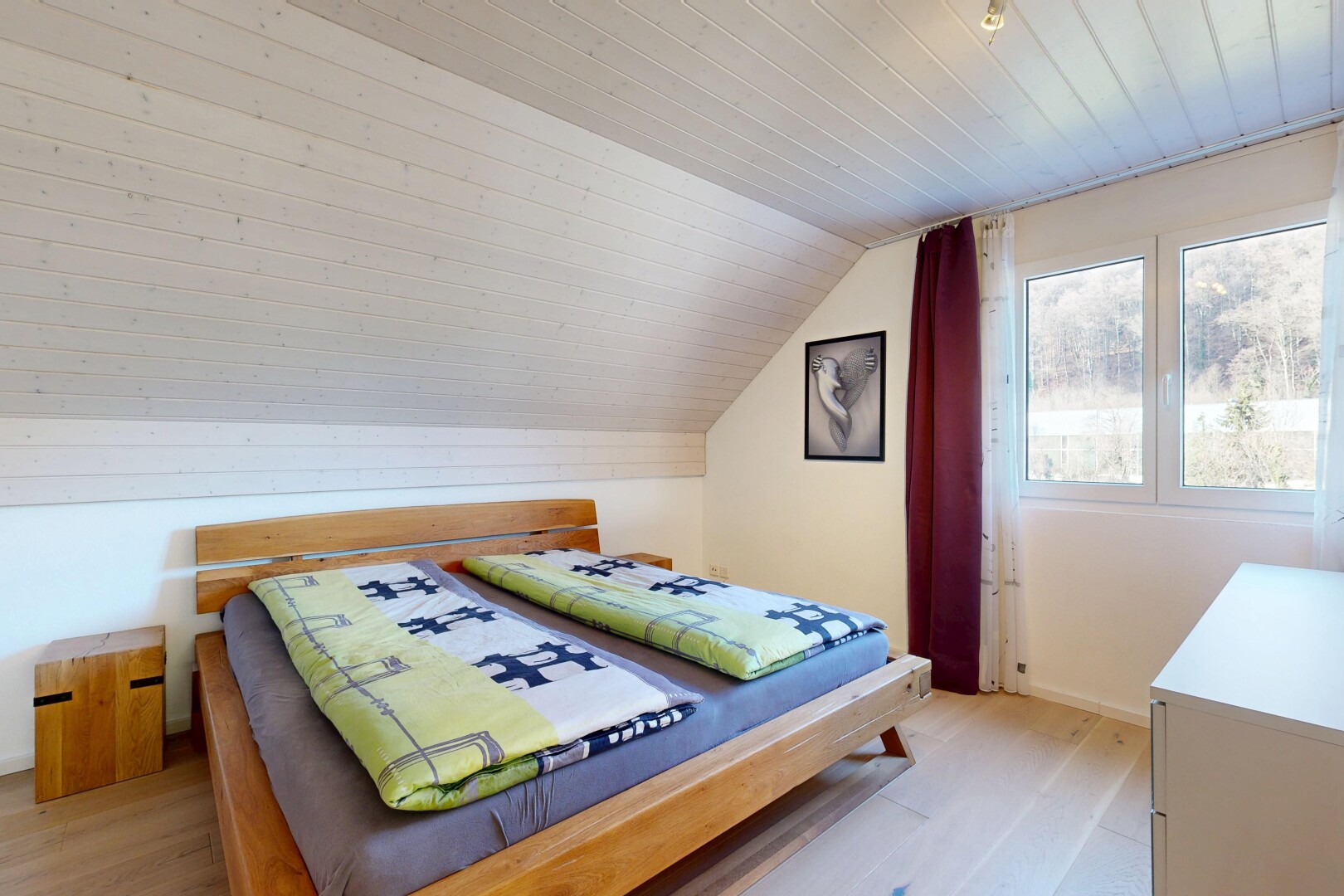 chambre avec pièce supplémentaire, inside property, plafond voûté, vaulted ceiling, et lumière naturelle