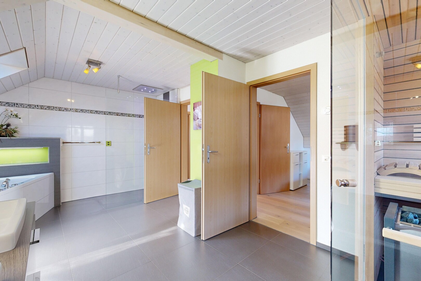 cuisine avec mur en carrelage, tile wall, inside property, plafond en bois, et wood ceiling
