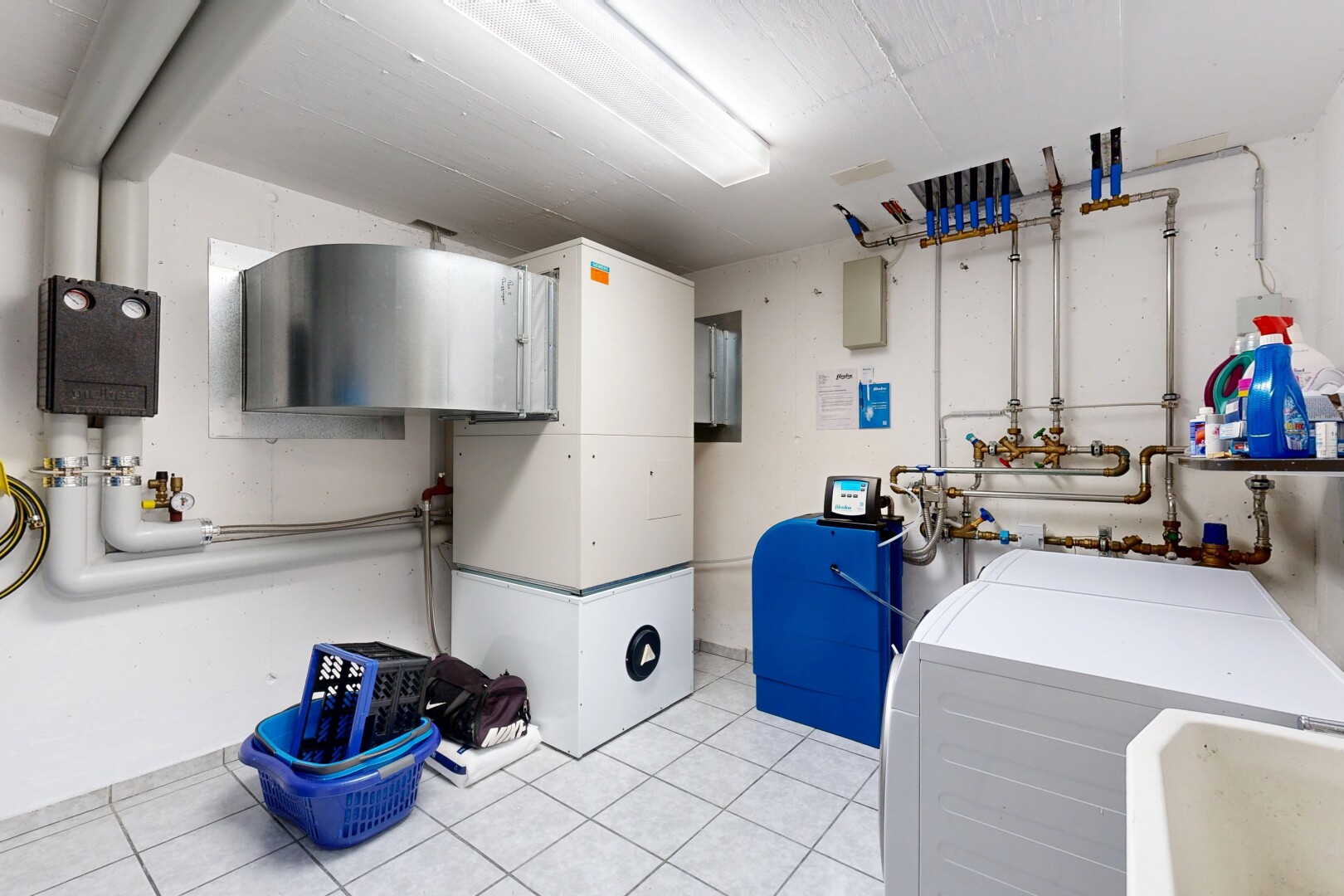 buanderie avec lave-linge et sèche-linge, inside property, buanderie, cloison sèche, et drywall