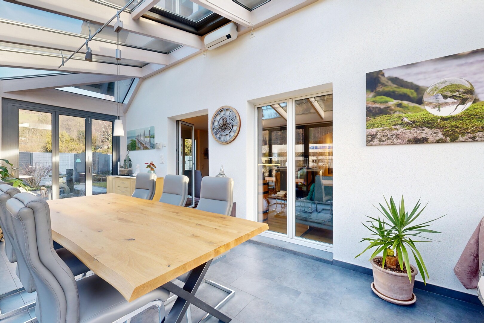 salle à manger avec inside property, cloison sèche, drywall, lumière naturelle, et natural light