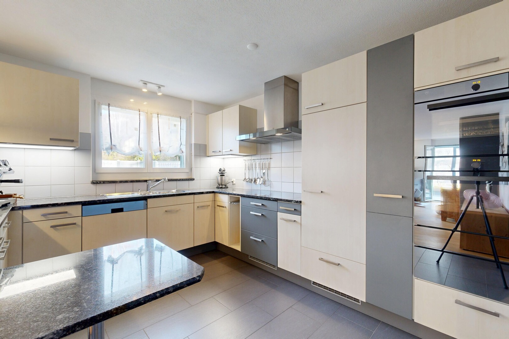 cuisine avec hotte, lumière naturelle, natural light, dosseret, et backsplash
