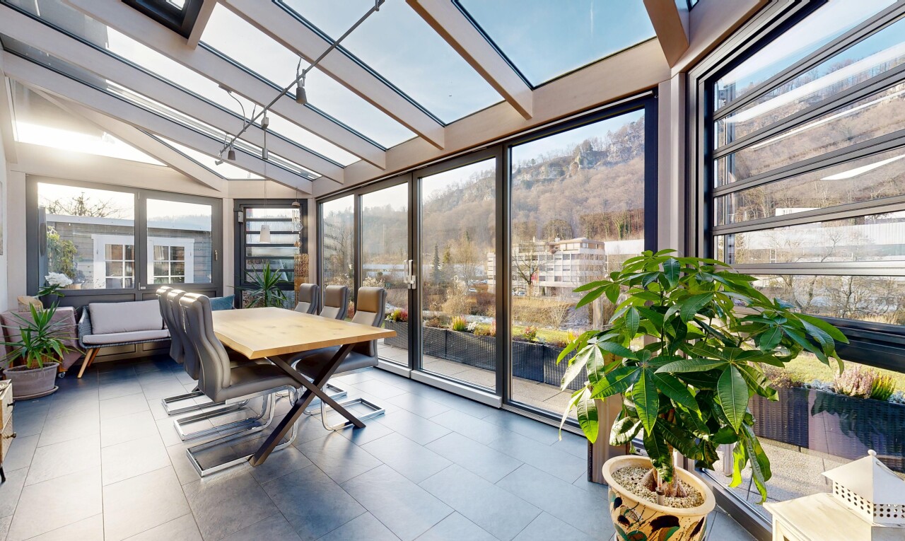 salle à manger avec véranda, inside property, lumière naturelle, natural light, et plafond voûté