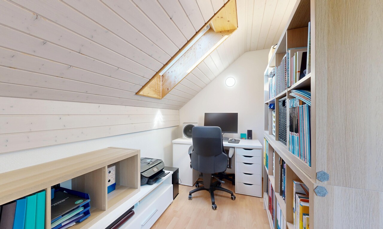 bureau avec plafond en bois, wood ceiling, puits de lumière, plafond voûté, et vaulted ceiling