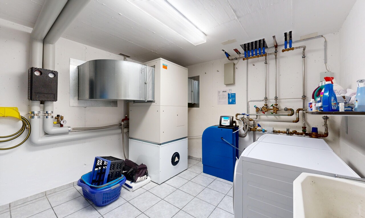 buanderie avec lave-linge et sèche-linge, inside property, buanderie, cloison sèche, et drywall