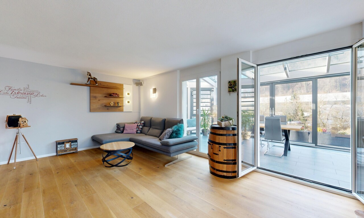 salon avec inside property, cloison sèche, drywall, lumière naturelle, et natural light