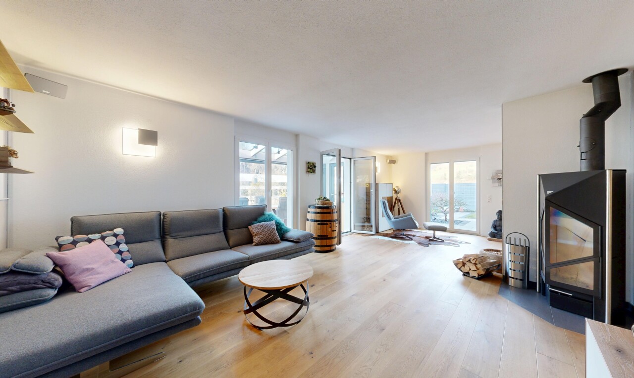 salon avec inside property, cloison sèche, drywall, lumière naturelle, et natural light