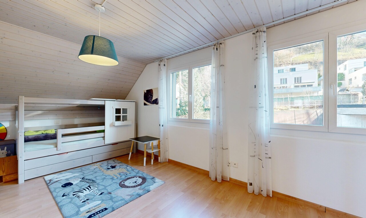 chambre avec plafond en bois, wood ceiling, lumière naturelle, natural light, et sol en finition bois