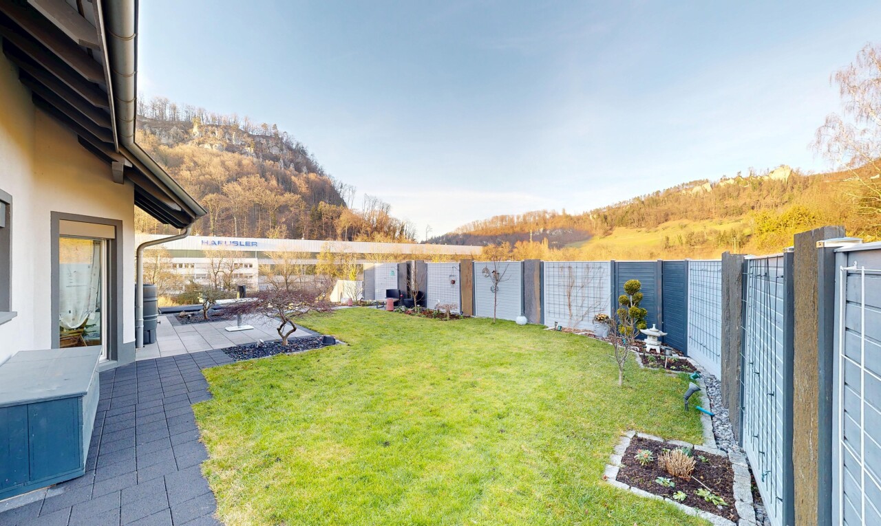 jardin avec from property, clôture, pelouse, terrasse, et day time