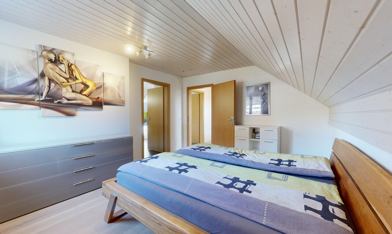 chambre avec plafond en bois, wood ceiling, inside property, plafond voûté, et vaulted ceiling
