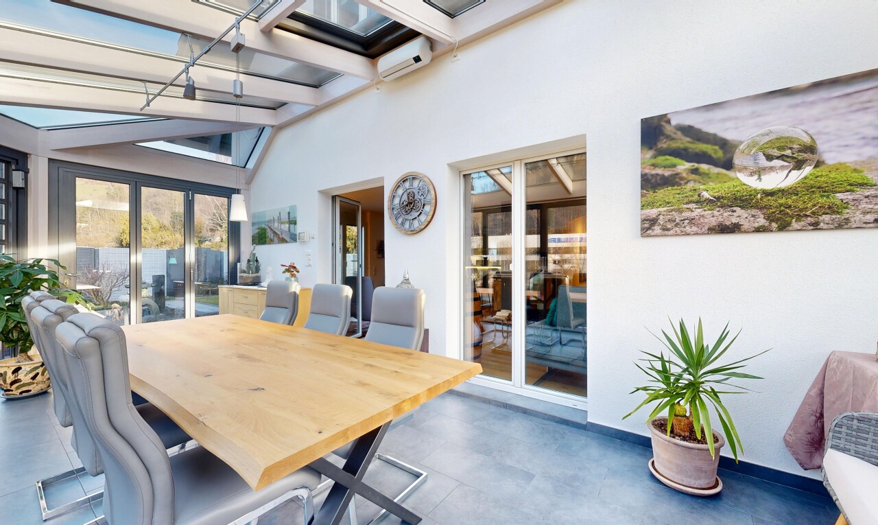 salle à manger avec inside property, cloison sèche, drywall, lumière naturelle, et natural light