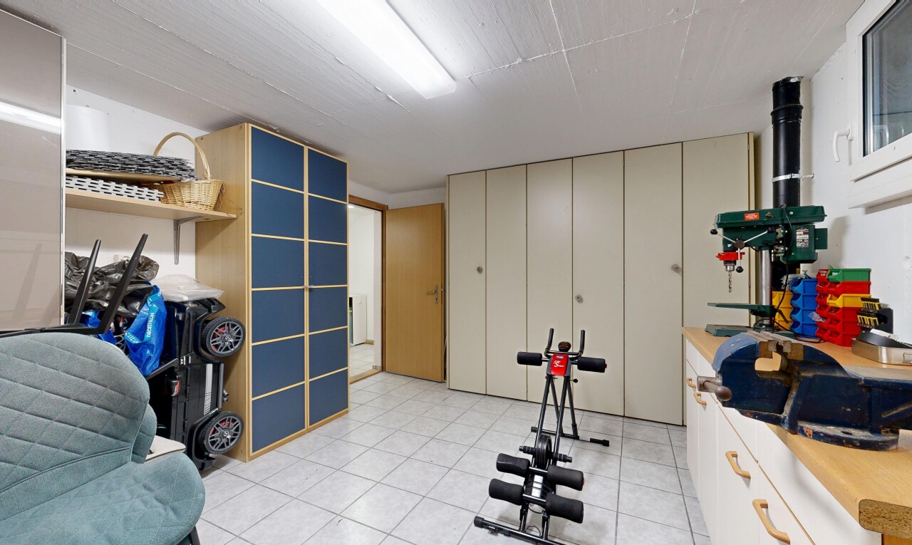 gym avec inside property, sol en carrelage, et tile floor