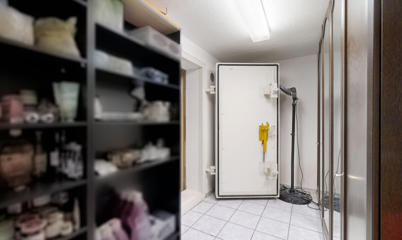 salle de bains avec sol en carrelage, tile floor, et inside property