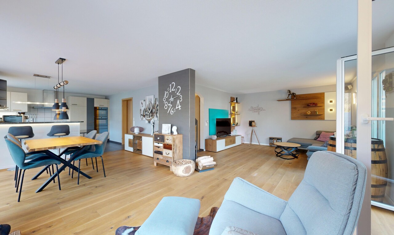 salon / salle à manger avec inside property, sol en finition bois, wood finish floor, cloison sèche, et drywall