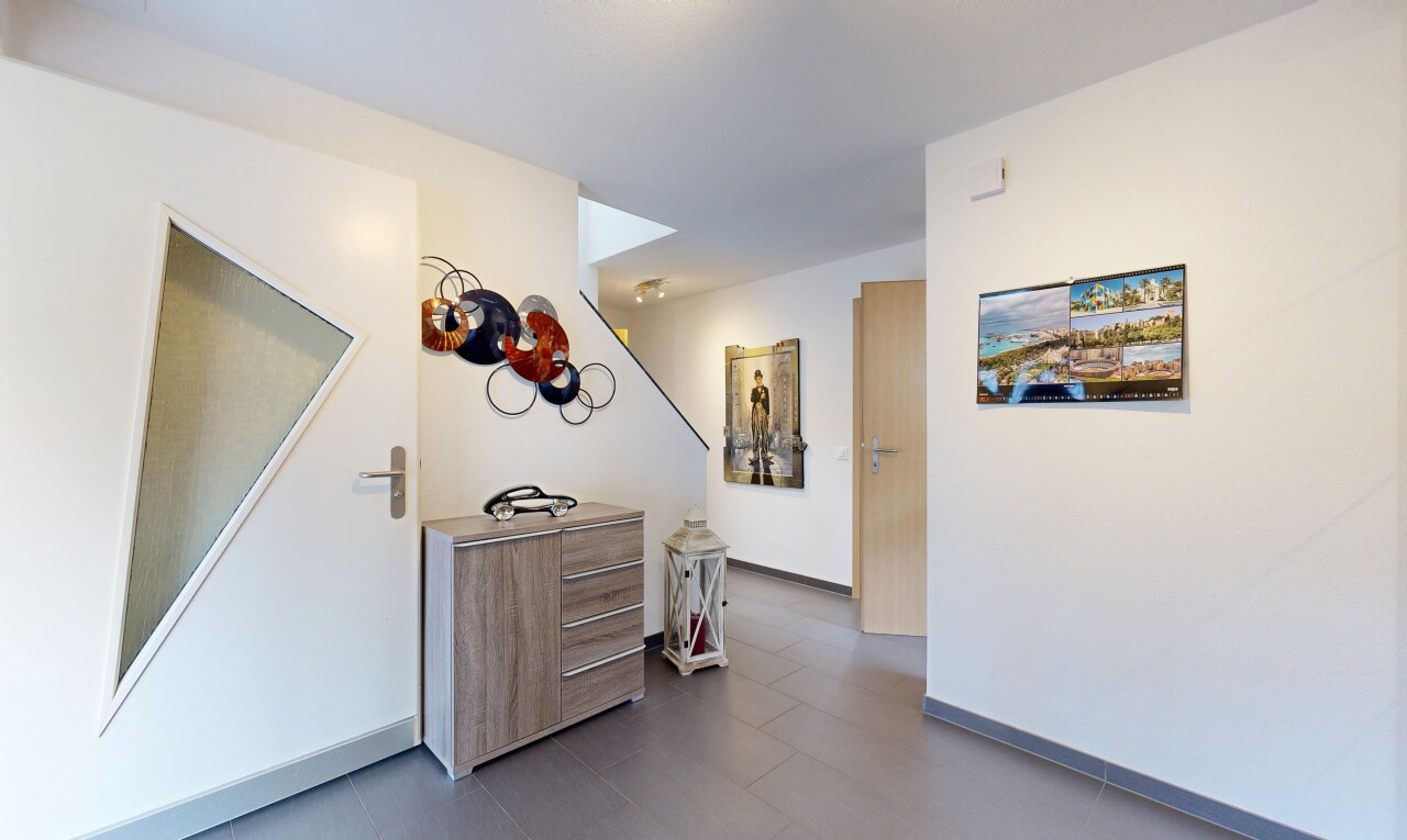 couloir avec cloison sèche, drywall, inside property, plinthes murales, et baseboards wall