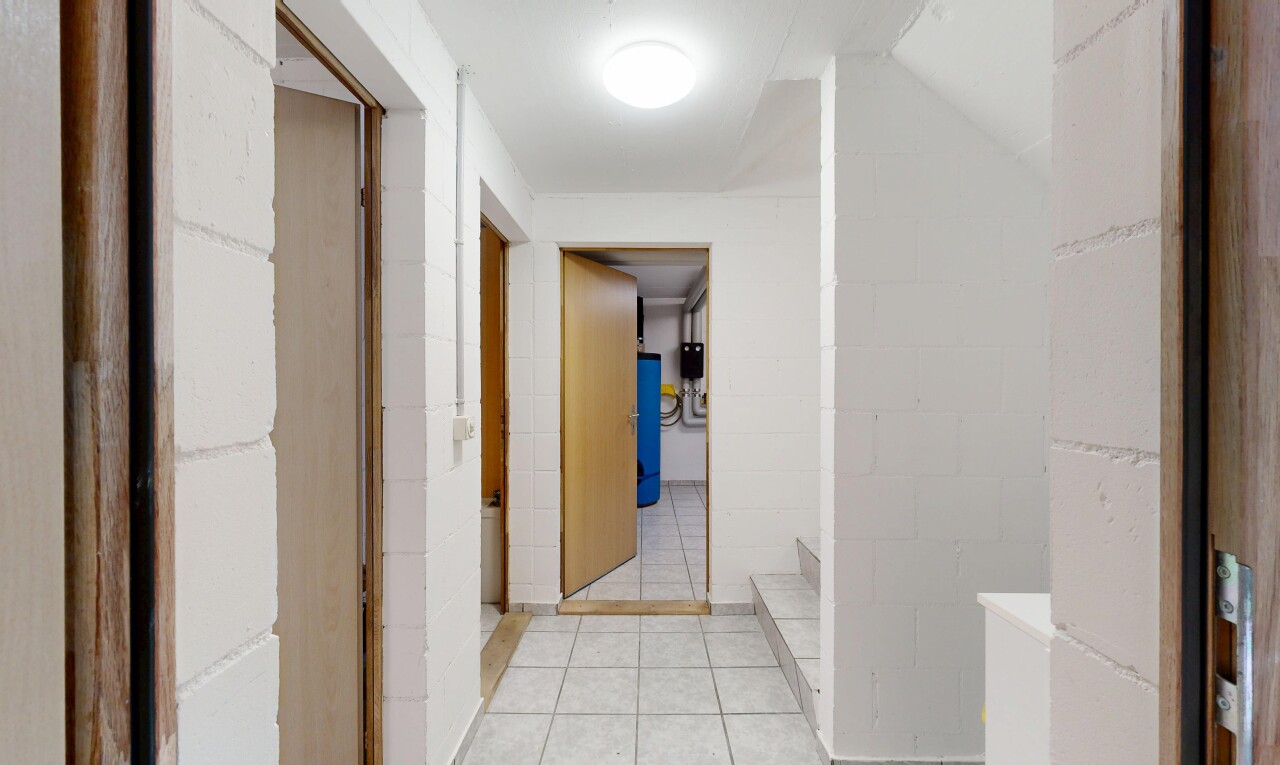 couloir avec inside property, sol en carrelage, et tile floor