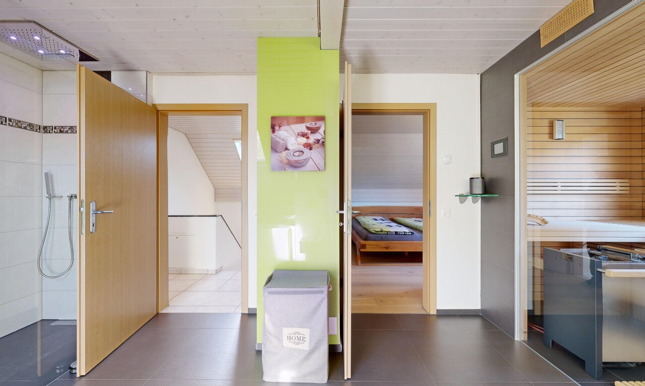 couloir avec plafond en bois, wood ceiling, inside property, cloison sèche, et drywall
