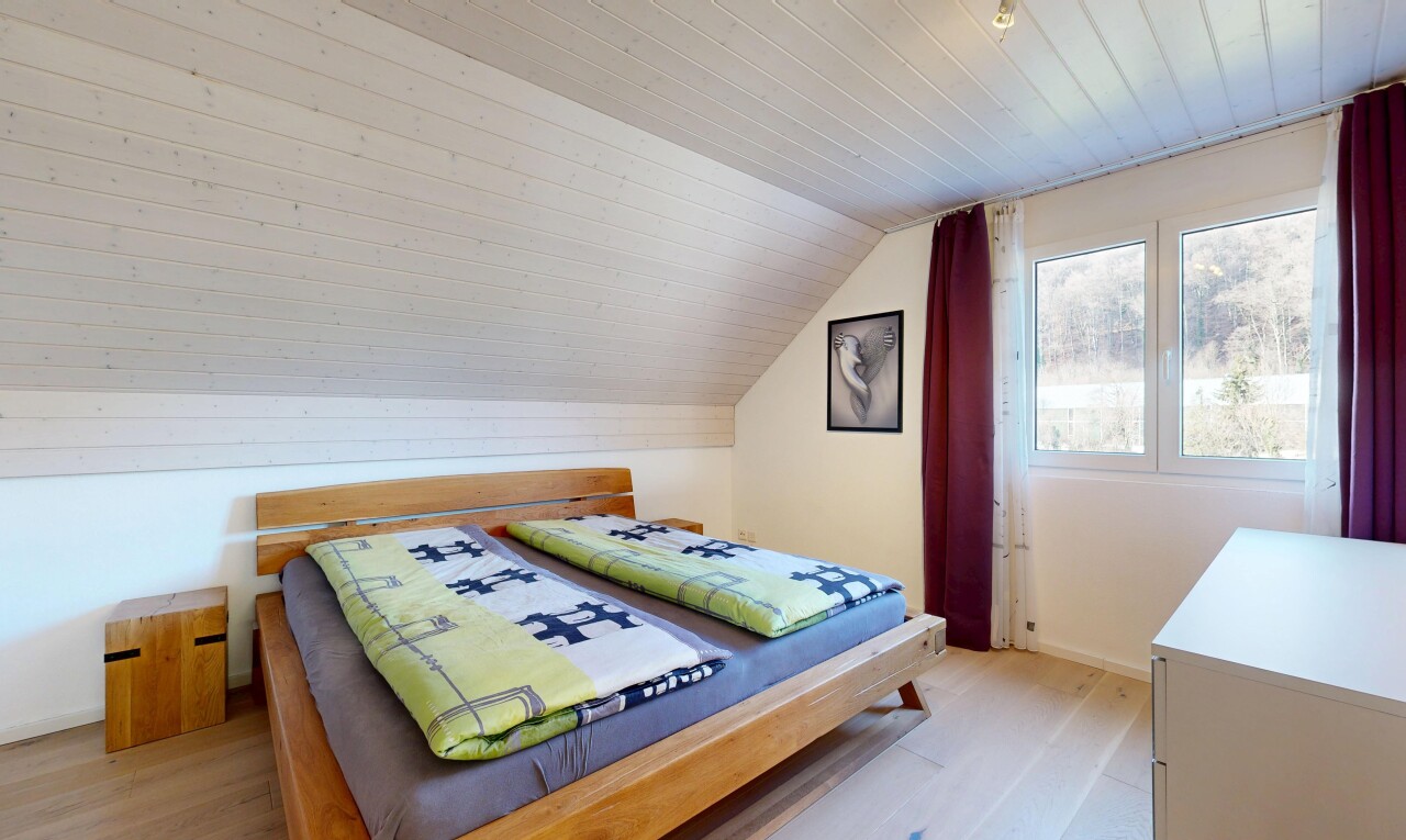 chambre avec pièce supplémentaire, inside property, plafond voûté, vaulted ceiling, et lumière naturelle