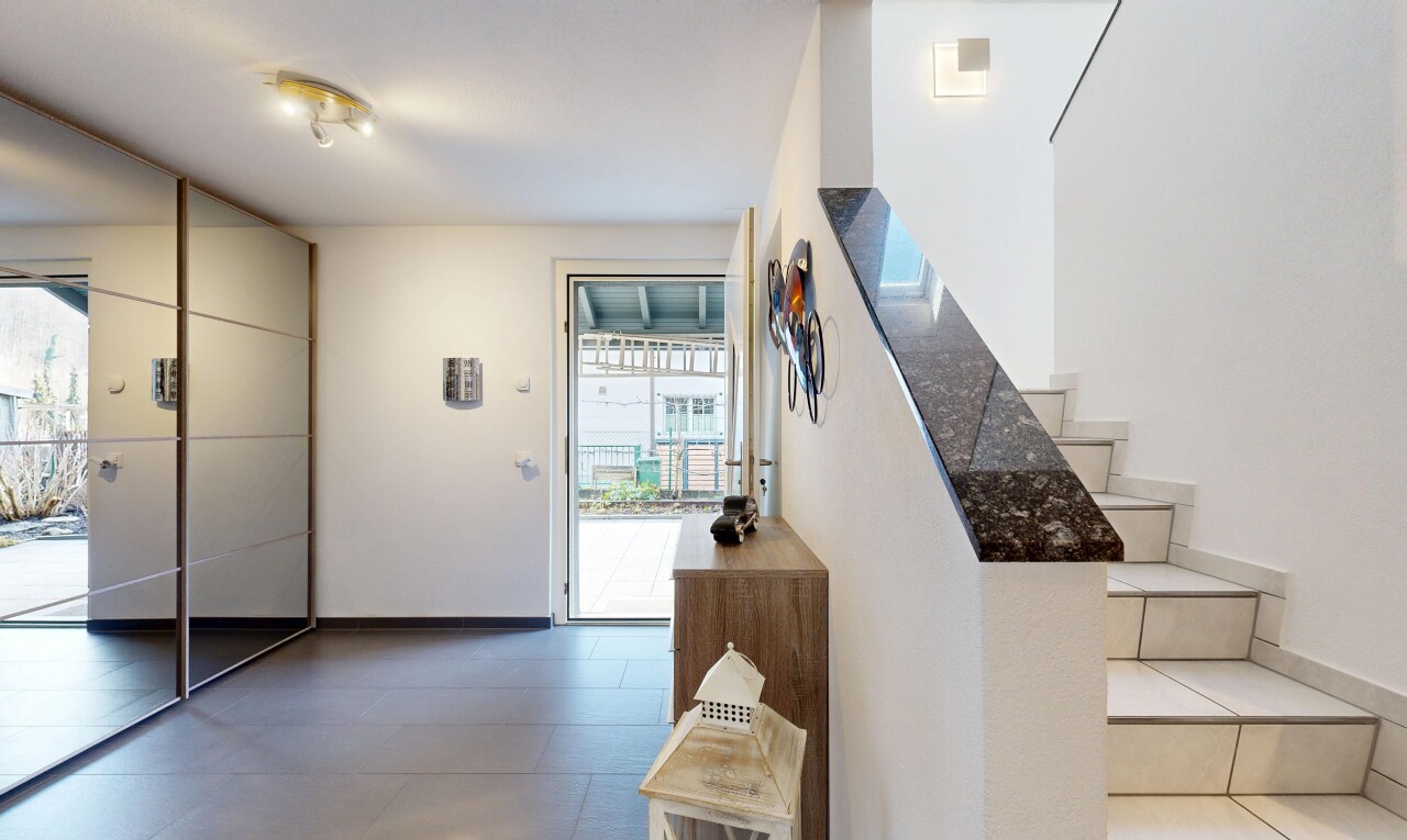 escaliers avec inside property, lumière naturelle, natural light, cloison sèche, et drywall
