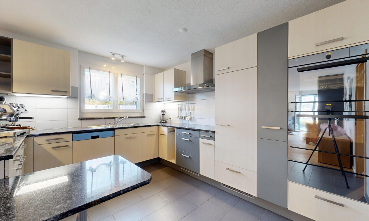 cuisine avec hotte, lumière naturelle, natural light, dosseret, et backsplash