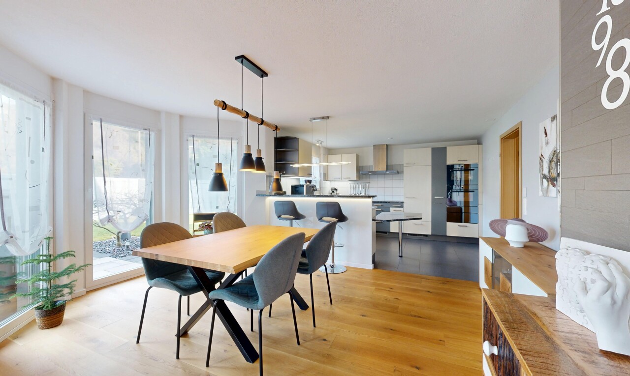 salle à manger avec sol en finition bois, wood finish floor, lumière naturelle, natural light, et backsplash