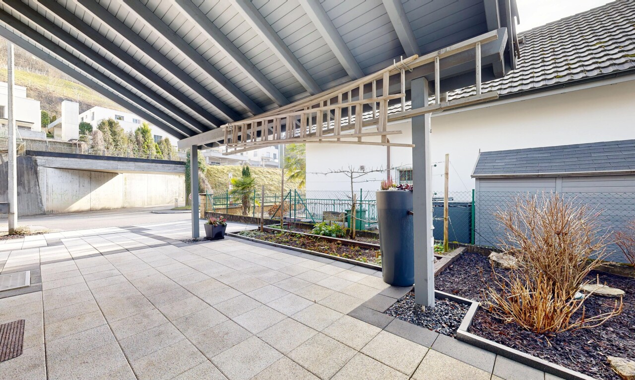 terrasse avec terrasse, property visible, et clôture
