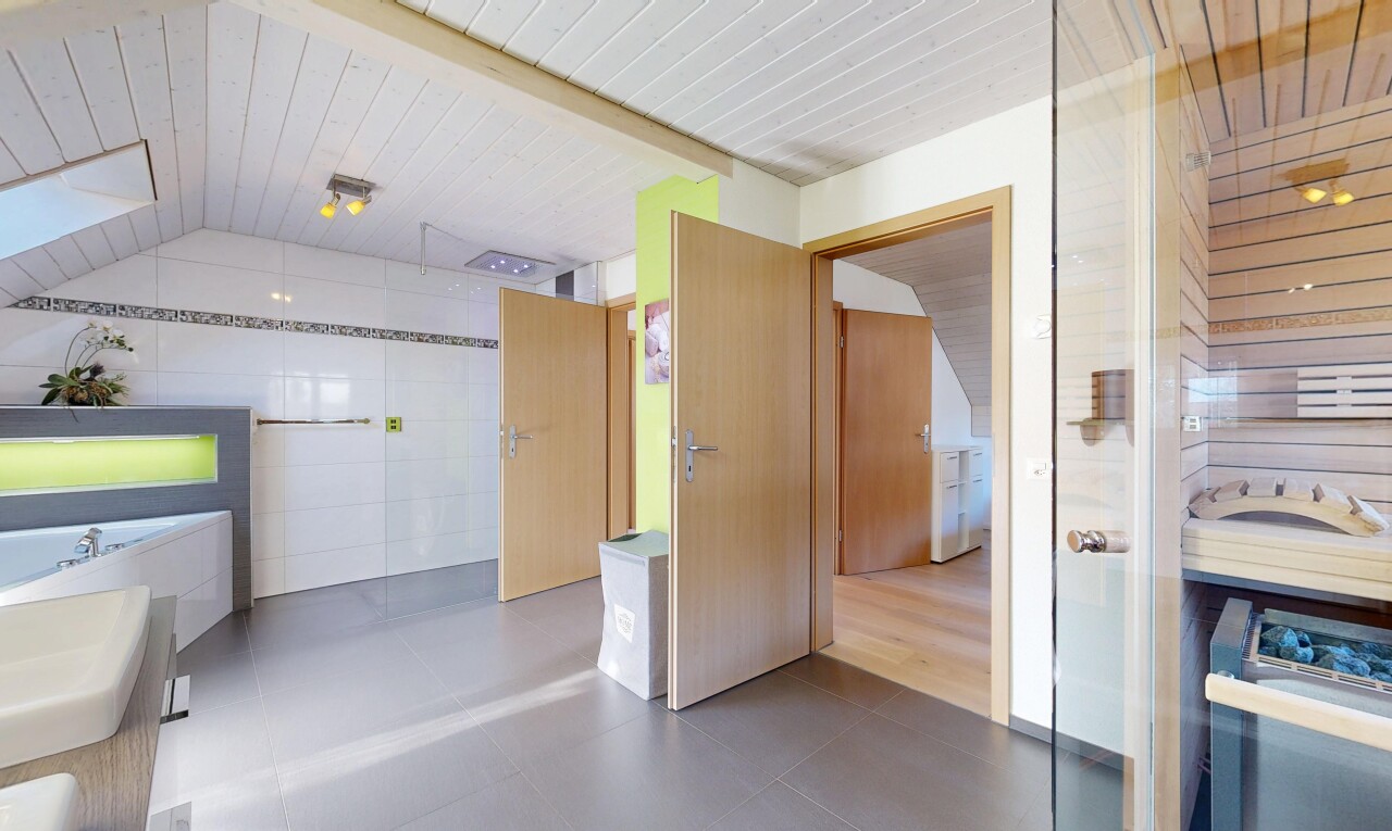 cuisine avec mur en carrelage, tile wall, inside property, plafond en bois, et wood ceiling
