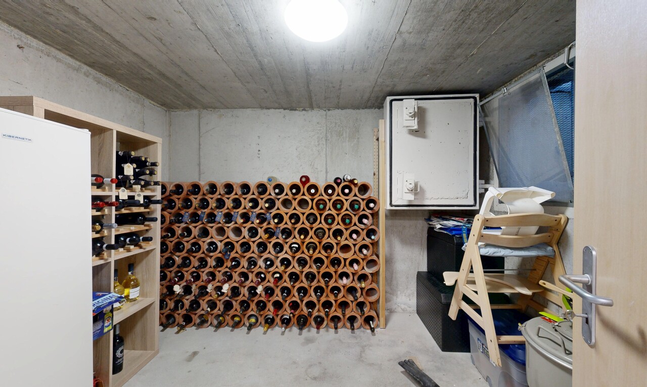 cave avec plafond en béton, concrete ceiling, mur en béton, concrete wall, et sol en béton