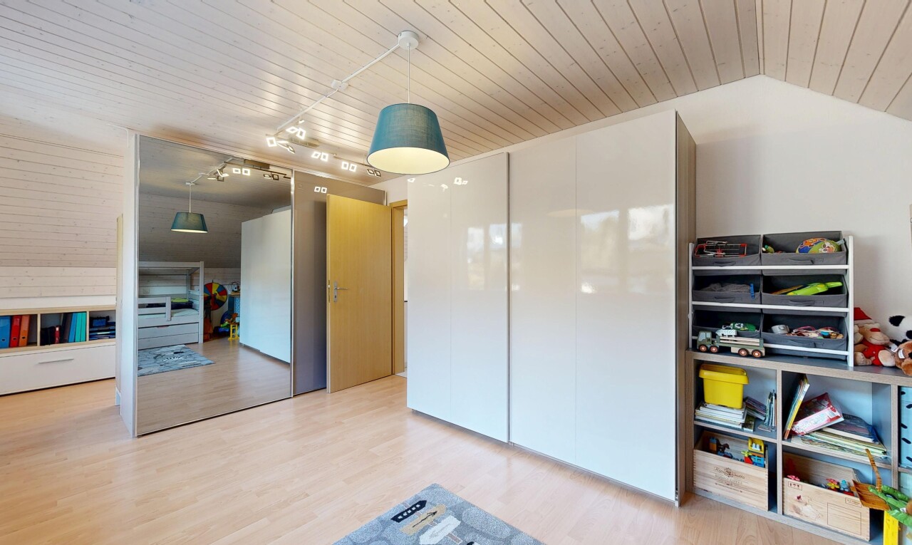 chambre avec plafond en bois, wood ceiling, inside property, sol en finition bois, et wood finish floor