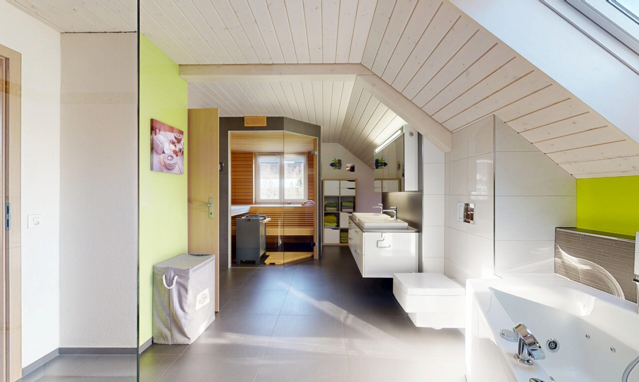 salle de bains avec miroir, lavabo (ou coiffeuse selon le contexte), bain, salle de bain complète, et inside property